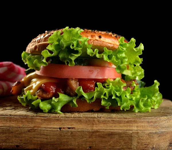 Cheeseburger Mielonym Mięsem Zieloną Sałatą Ketchupem Drewnianej Brązowej Tablicy Kuchennej — Zdjęcie stockowe