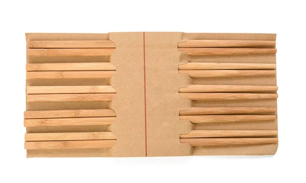 在白色背景上隔离的一对木制筷子 物体被用纸包裹 — 图库照片