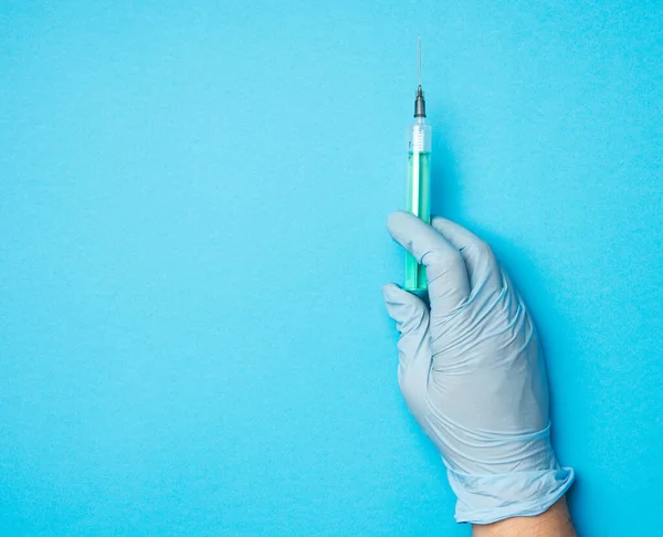 Kéz Kék Latex Kesztyű Tartsa Műanyag Fecskendő Kék Háttér Másolás — Stock Fotó