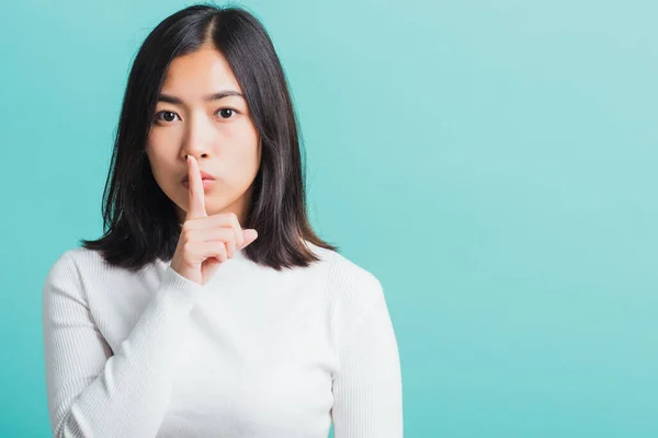 Dudaklarında Işaret Parmağı Olan Genç Güzel Bir Asyalı Kadın Sessiz — Stok fotoğraf