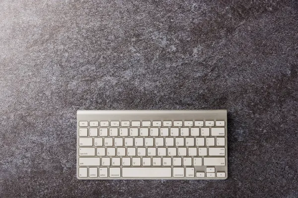 Top View Flat Lay Modern White Computer Keyboard Office Desk — Stock Photo, Image