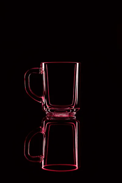 Nur Ein Glas Auf Schwarzem Hintergrund Mit Spiegelung Rote Farben — Stockfoto