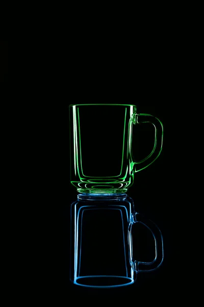 Лише Склянка Чорному Тлі Відображенням Зелений Синій Кольори Ізольовані — стокове фото