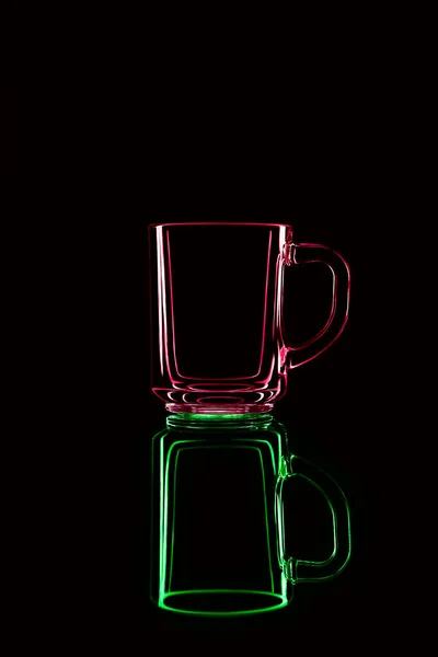Nur Ein Glas Auf Schwarzem Hintergrund Mit Spiegelung Rot Grün — Stockfoto