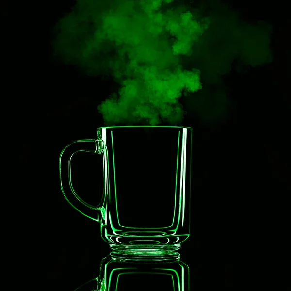 Лише Склянка Чорному Тлі Відображенням Зелений Колір Парою Ізольовані — стокове фото
