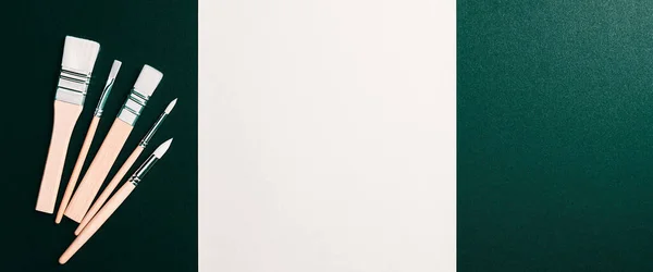Foglio Bianco Pulito Pennelli Uno Sfondo Verde Scuro Con Spazio — Foto Stock