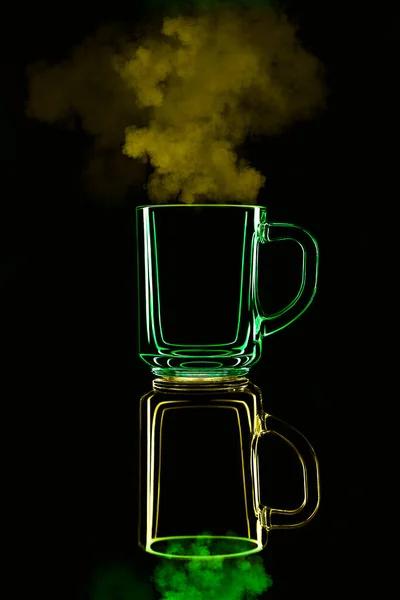 Μόνο Ένα Ποτήρι Μαύρο Φόντο Αντανάκλαση Κίτρινο Και Πράσινο Ατμό — Φωτογραφία Αρχείου