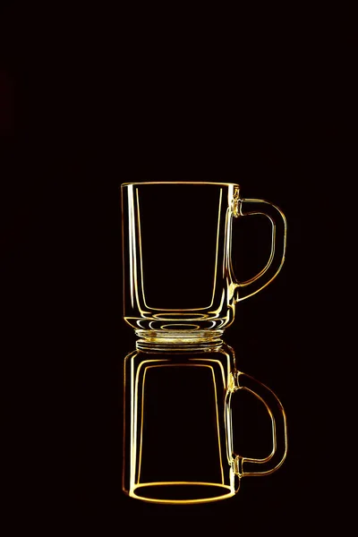 Nur Ein Glas Auf Schwarzem Hintergrund Mit Spiegelung Gelbe Farben — Stockfoto