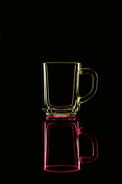 Nur Ein Glas Auf Schwarzem Hintergrund Mit Spiegelung Gelb Rot — Stockfoto