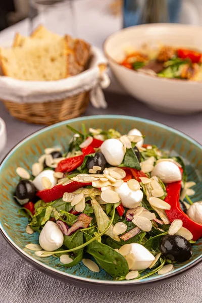 Plaat Van Verse Sla Salade Met Gegrilde Rode Peper Mozzarella — Stockfoto