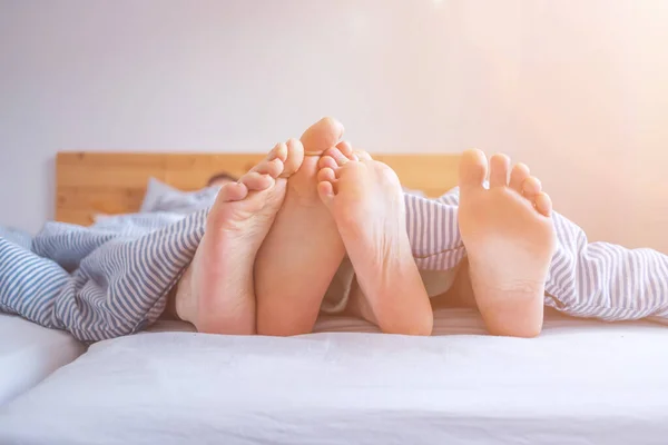 Крупним Планом Пари Розкриті Ноги Сплять Ліжку Вранці — стокове фото