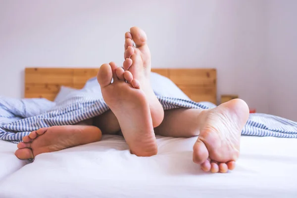 Fechar Casal Descobriu Pés Dormindo Cama Manhã — Fotografia de Stock