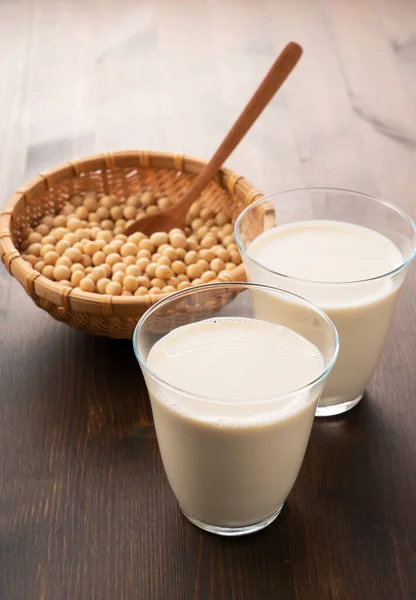 Sojamjölk Ett Glas Träbakgrund Sojabönor Bambu Durkslag Bakgrunden — Stockfoto