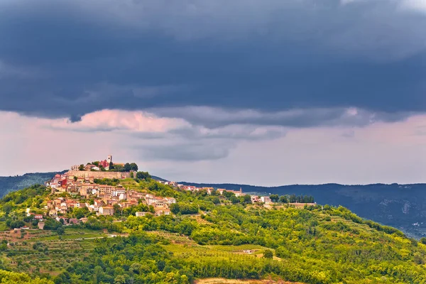 Città Storica Montona Con Vista Verde Sulla Collina Regione Istria — Foto Stock