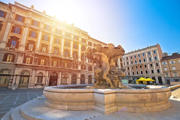 意大利弗留利尼亚朱利亚地区的里雅斯特市的Piazza Vittorio Veneto广场和喷泉 — 图库照片