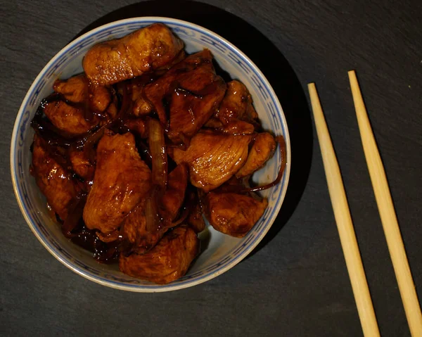 Koreanisches Grillhähnchen Mit Asiatischen Essstäbchen Auf Schwarzem Schieferbrett Ansicht Von — Stockfoto