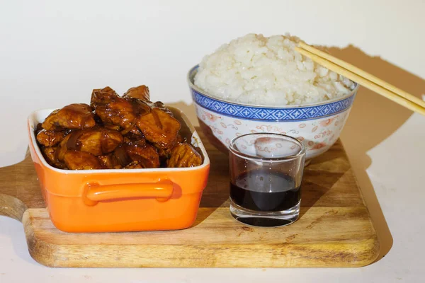 Koreanisches Gegrilltes Huhn Orangefarbenem Aluminiumbehälter Mit Einer Schüssel Mit Weißem — Stockfoto