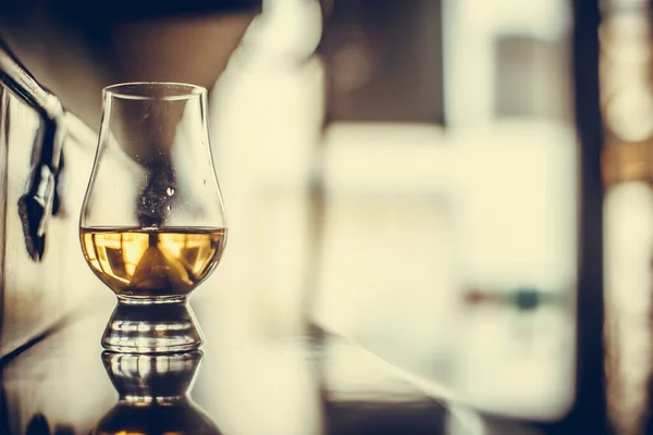 Plan Rapproché Couleur Verre Whisky Glencairn Sur Une Table Bois — Photo