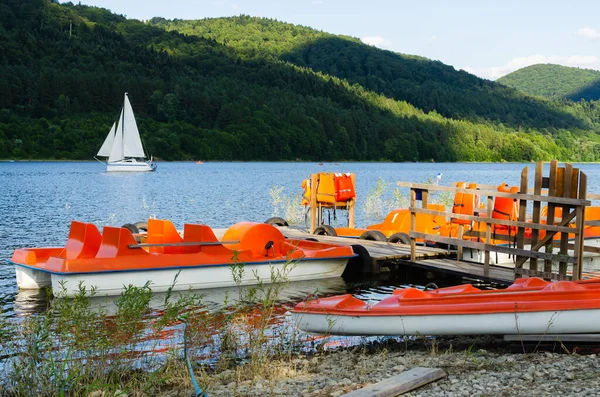 Catamarãs Laranja Lago Atracado Cais Estilo Vida Hipster Turismo Nas — Fotografia de Stock