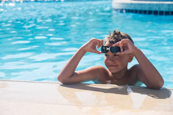 Stile Vita Attivo Happy Boy Con Occhiali Piscina Concetto Vacanza — Foto Stock
