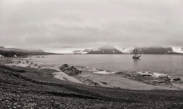 Nave Vela Hornsund Costa Spitsbergen — Foto Stock