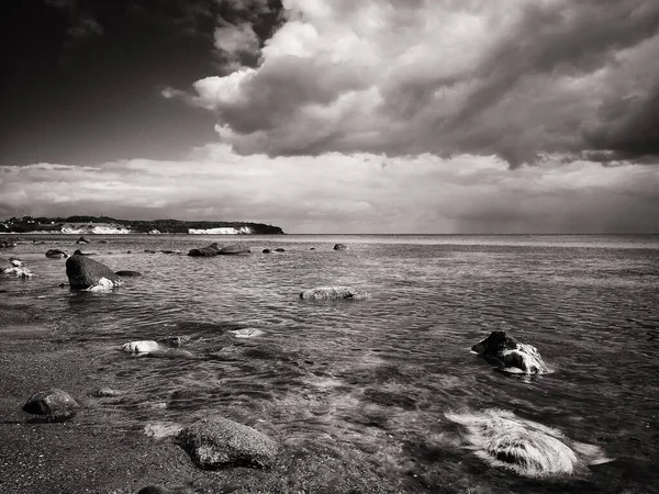 天空阴云密布的美丽大海的黑白照片 — 图库照片