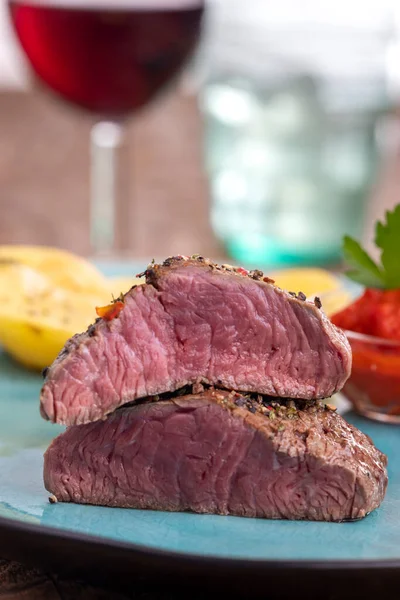 Grilovaný Hovězí Steak Zeleninou Kořením Dřevěné Desce — Stock fotografie
