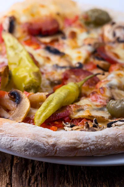 Pizza Com Salame Queijo Tomate — Fotografia de Stock