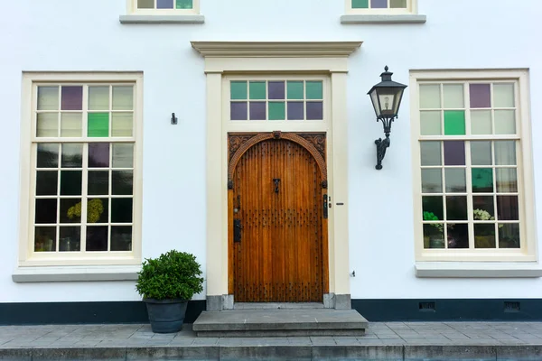 Dům Barevnými Okny Dřevěnými Předními Dveřmi Zierikzee Zeelandu Nizozemsko — Stock fotografie