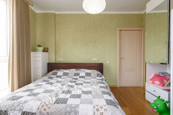 Interior Del Dormitorio Con Una Cama Doble Grande Armario Con — Foto de Stock