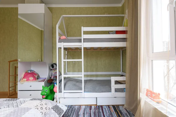 大きな子供の二段ベッド付きのベッドルームインテリア — ストック写真