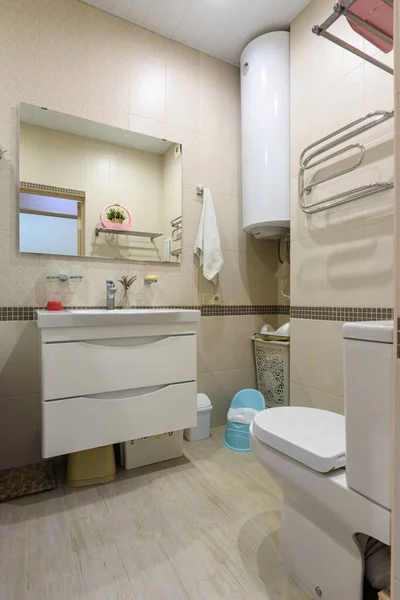 Het Interieur Van Een Compacte Toiletruimte Een Appartement — Stockfoto