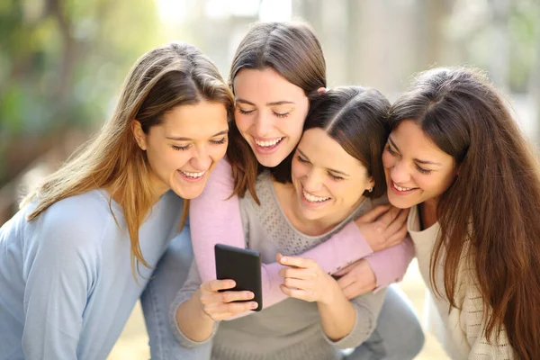 Cuatro Mujeres Felices Revisando Contenido Teléfonos Inteligentes Bromeando Calle — Foto de Stock