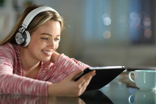 Happy Teen Wearing Headphones Using Tablet Night Home — Stock Photo, Image