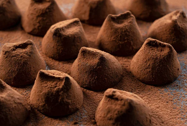 Primer Plano Las Muchas Trufas Chocolate Cubiertas Cacao Polvo —  Fotos de Stock