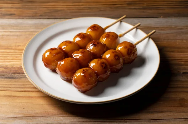 Mitarashi Dango Placé Sur Fond Bois Image Mitarashi Dango Sucré — Photo