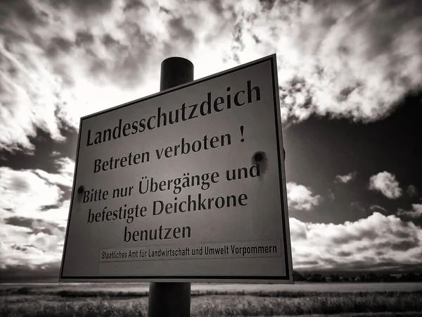 Warnschild Schutzdeich Mecklenburger Ostseeküste — Stockfoto