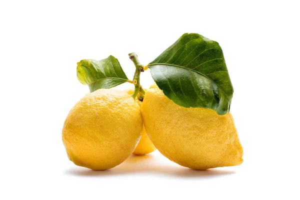 Nahaufnahme Von Reifen Zitronen Mit Blättern Auf Weißem Hintergrund Gesunde — Stockfoto