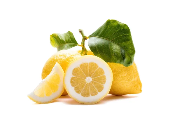 Закрыть Спелые Лимоны Листьями Белом Фоне Здоровое Питание Здоровье — стоковое фото