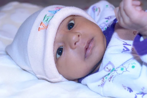 Primer Plano Retrato Lindo Bebé Recién Nacido Acostado Cama Mirando —  Fotos de Stock