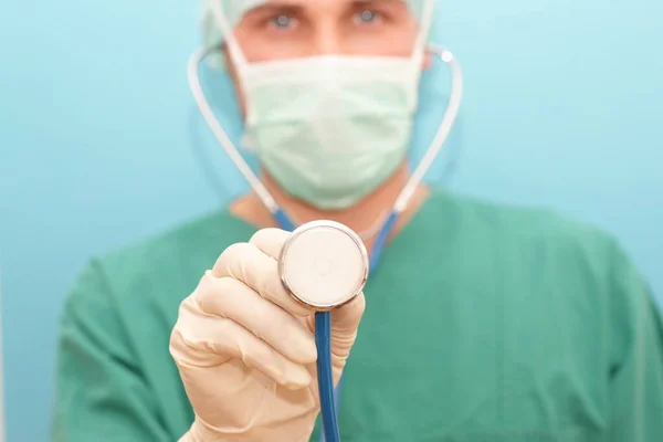 Jovem Cirurgião Ortopedista Com Máscara Proteção Respiratória Capuz Após Cirurgia — Fotografia de Stock
