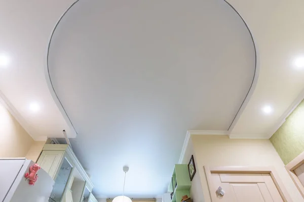 リビングルームの内部に二階建ての楕円形の吊り下げ天井 下のレベルは石膏ボードで作られており 上のレベルは塩化ビニルから伸びます — ストック写真