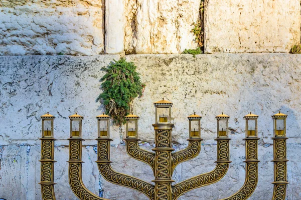 Vecchio Muro Pietra Con Una Fontana Sullo Sfondo — Foto Stock