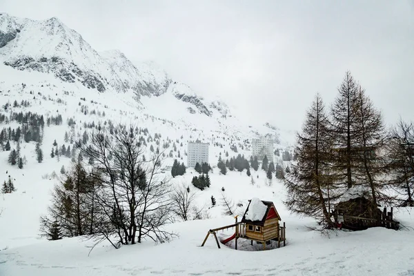 Bir Sürü Beyaz Karlı Kış Manzarası Yüksek Dağlarda Kış Tatili — Stok fotoğraf