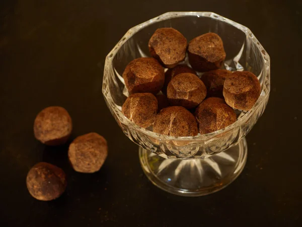 Mehrere Pralinen Mit Kakaopulver Glas Auf Schwarzer Schiefertafel — Stockfoto