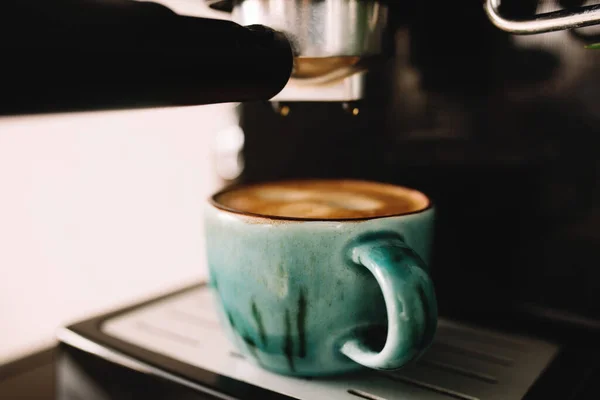 Secangkir Kopi Hijau Mesin Pembuat Kopi Waktu Minum Kopi Latar — Stok Foto