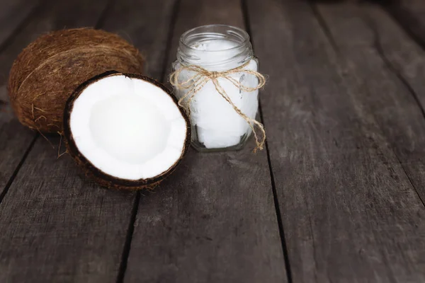 Cocos Quebrados Fundo Madeira Cinza Com Jarra Óleo Coco Virgem — Fotografia de Stock