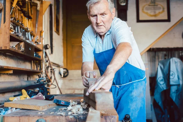 Ervaren Meester Timmerman Werkt Met Schaafmachine Hout Zijn Vintage Werkbank Rechtenvrije Stockfoto's