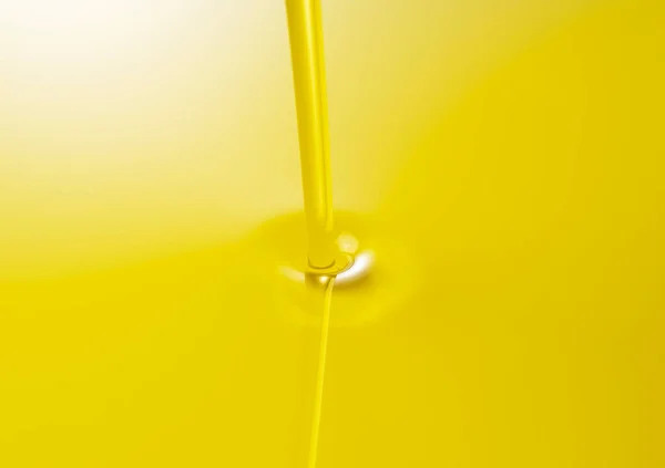 Kropla Wody Płynie Żółtym Tle — Zdjęcie stockowe