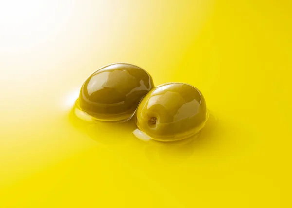 Zwei Olivenöl Getränkte Oliven Auf Dem Gesamten Bildschirm — Stockfoto